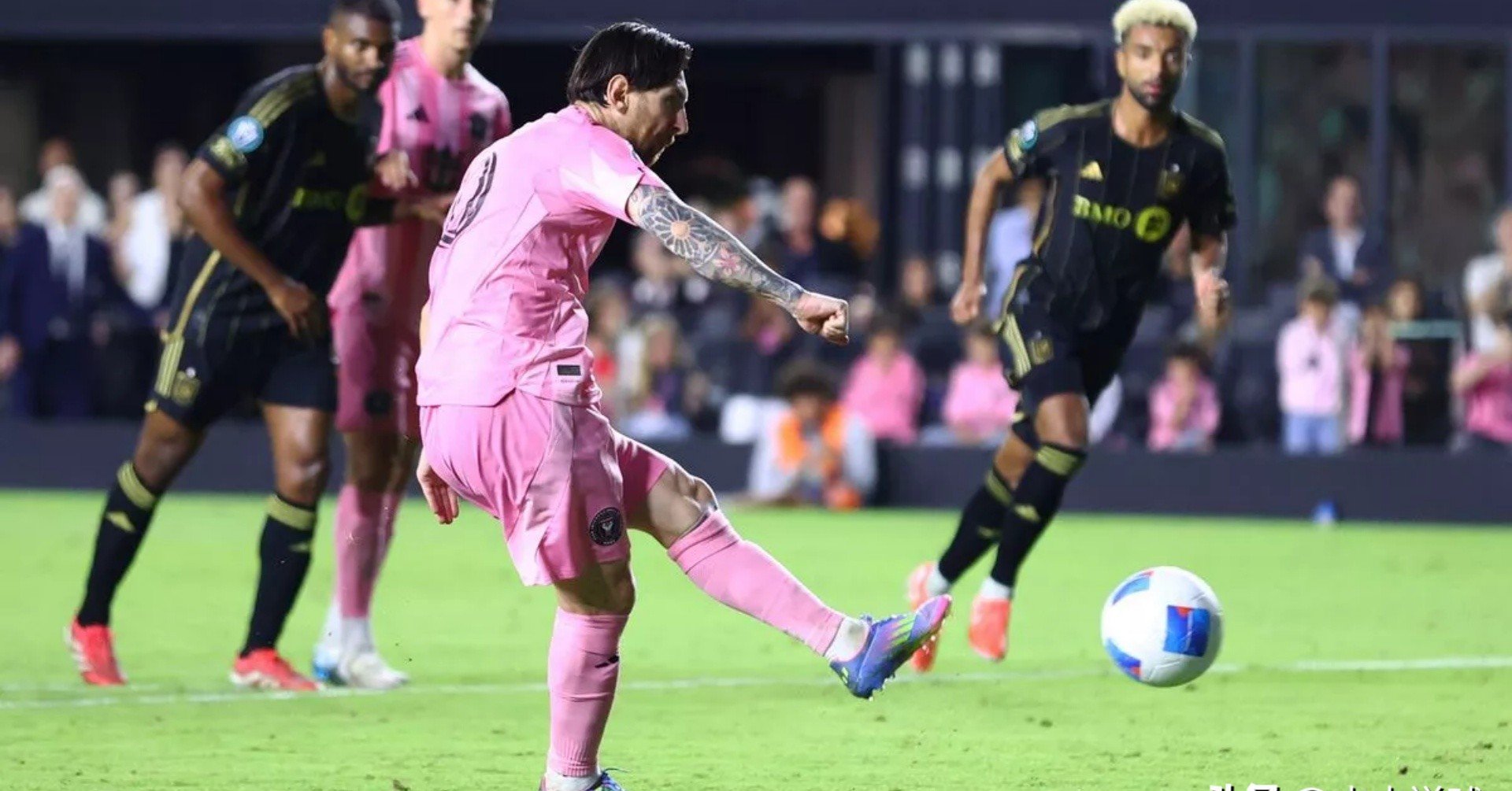 梅西重返赛场，锐不可当首场状态出色，老鹰观众沸腾！-爱游戏官网